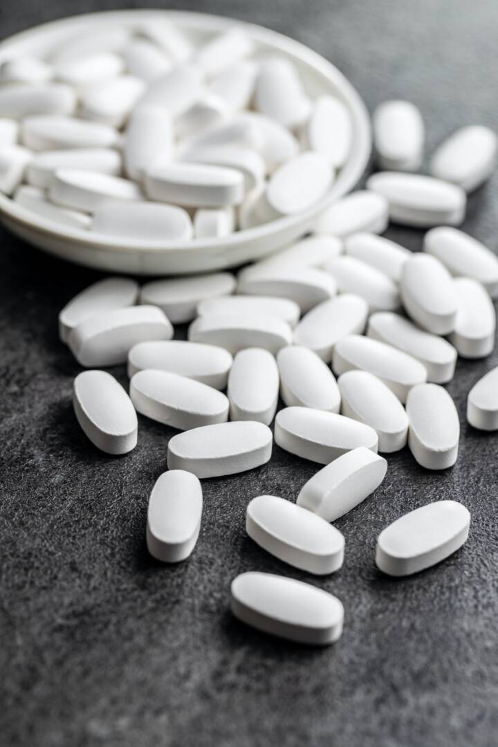 Weiße medizinische Pillen. Pillen der pharmazeutischen Medizin, Tabletten und Kapseln.
